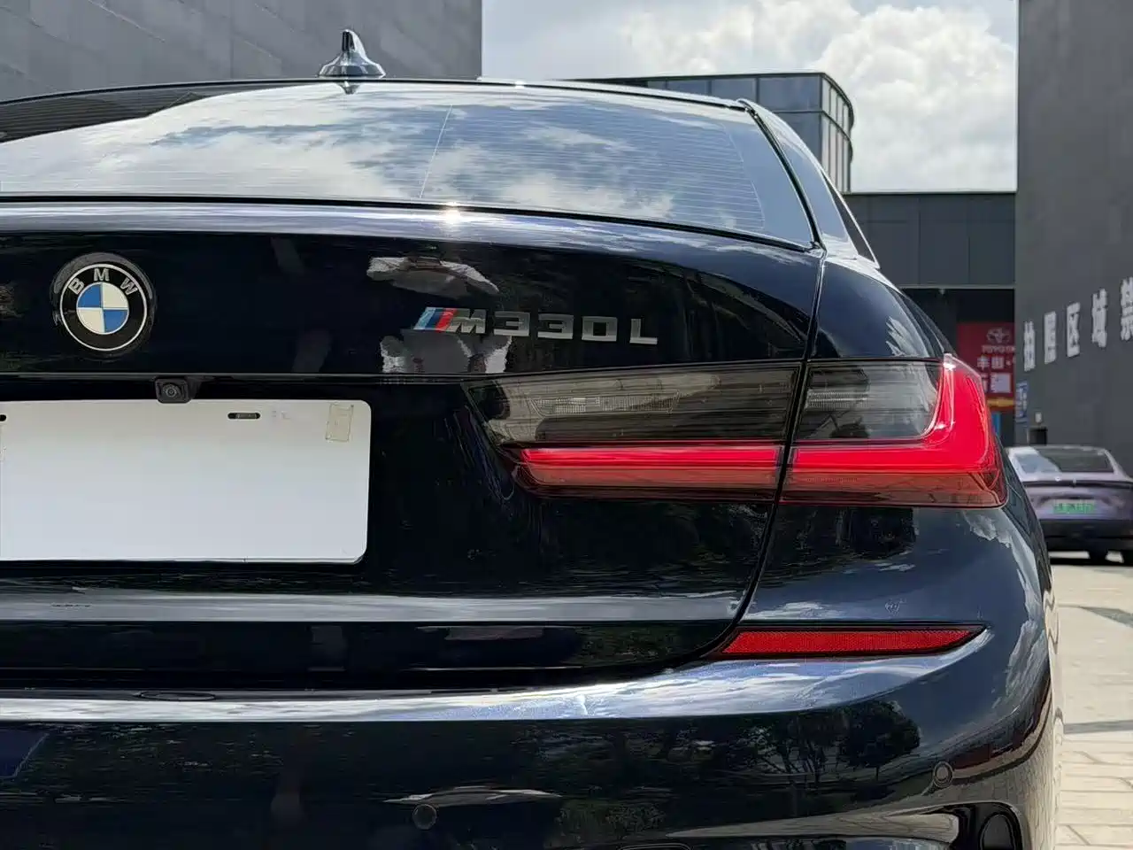 BMW 3 Series 2021 Second Facelift 330Li xDrive M Sport Shadowline Package фото 32