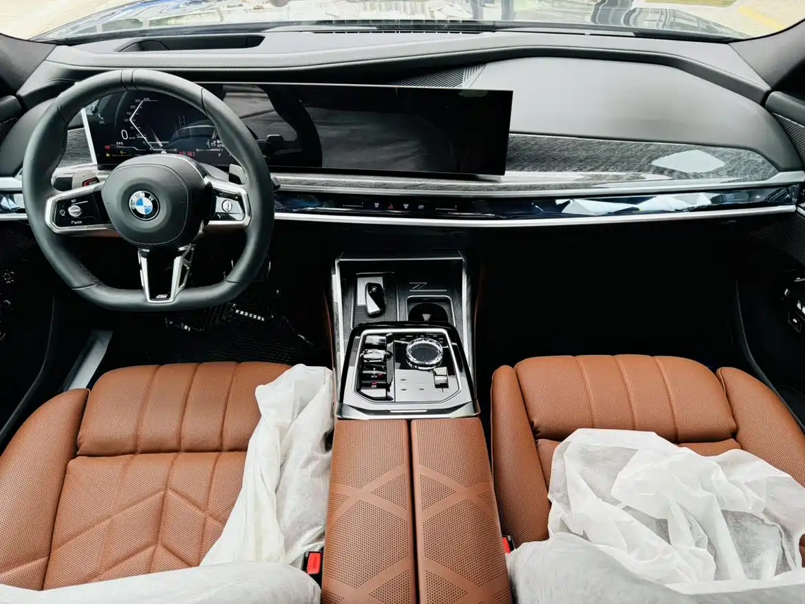 BMW 7 Series 2023 740Li Exclusive M Sport Package фото 9