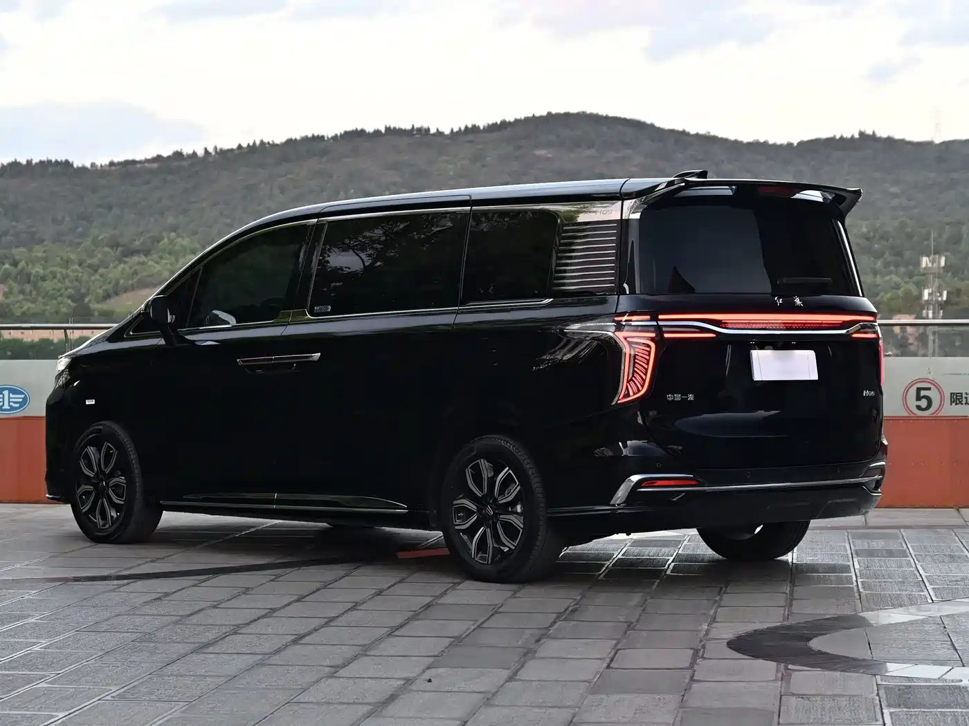 Hongqi HQ9 2023 2.0T Smart Connect Flag Enjoy Edition фото 17