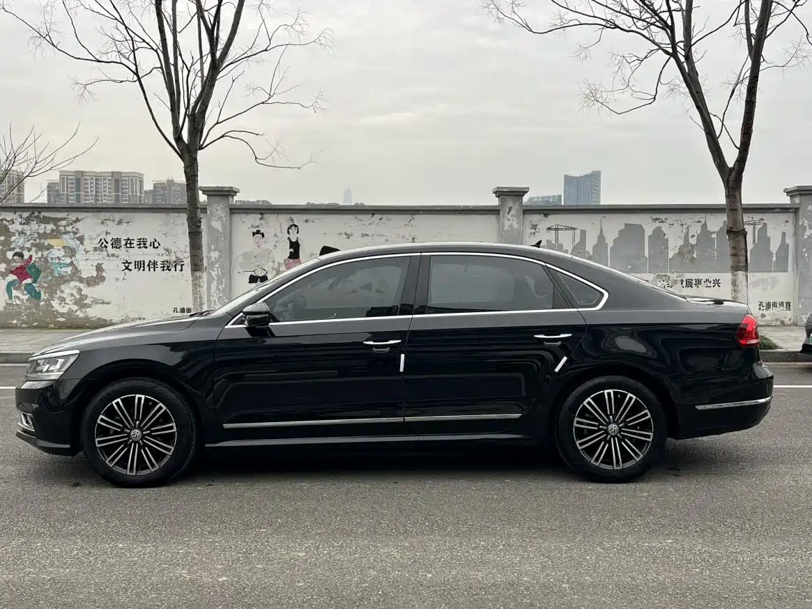 Volkswagen Passat 2017 330TSI DSG Luxury фото 19