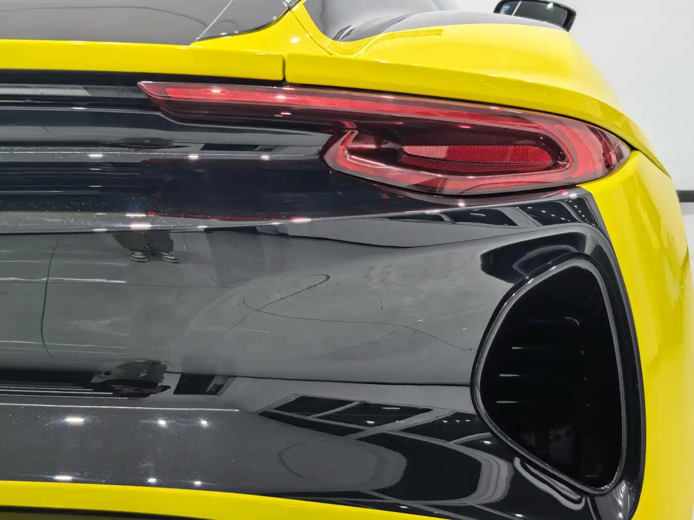 Lotus Cars EMIRA 2021 2.0T DCT First Edition фото 6