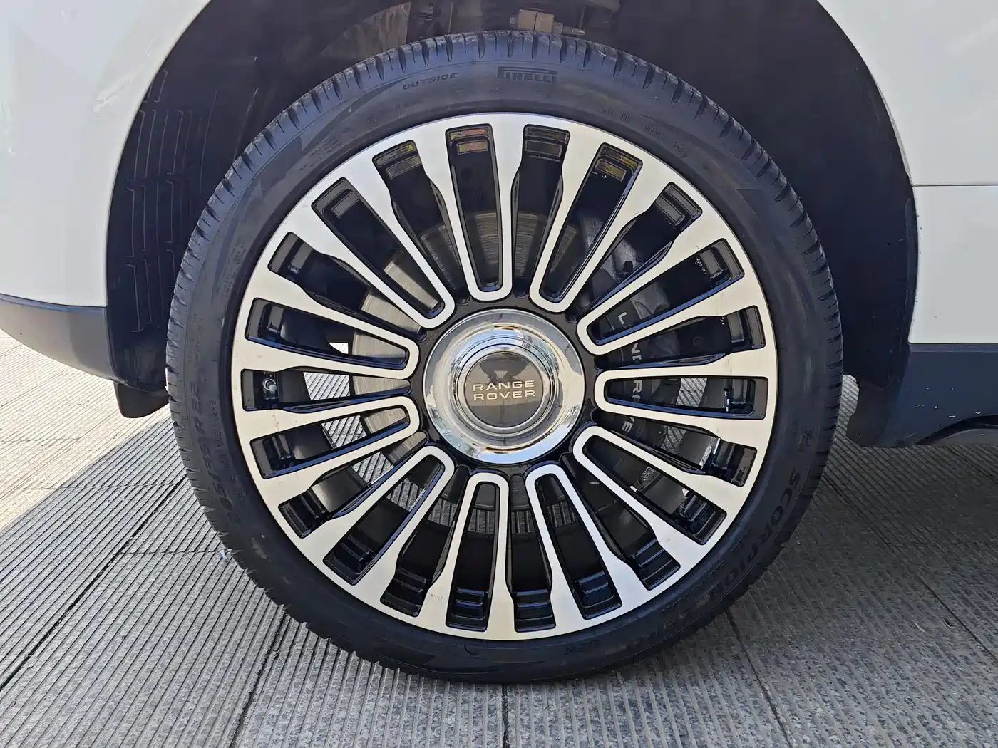 Land Rover Range Rover 2020 3.0 L6 Heritage Extended Edition фото 7