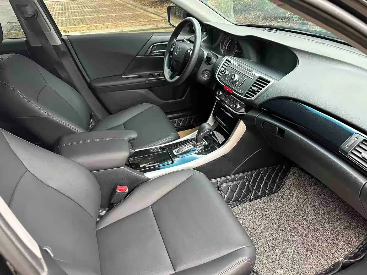 Honda Accord 2016 2.0L Comfort Edition фото 14