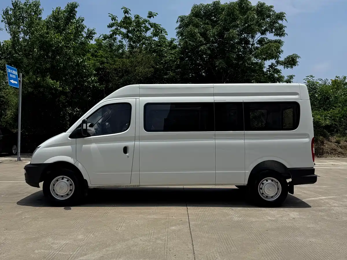 SAIC Maxus Xintu V80 2019 Model 2.5T Classic 6-speed manual Aoyuntong long wheelbase medium roof 7-seater фото 3
