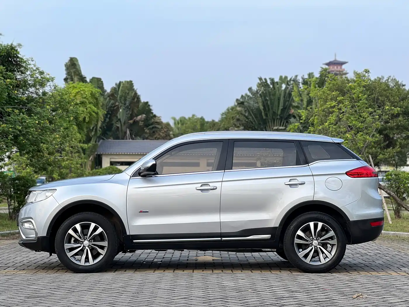 Фото 7 - Geely Atlas