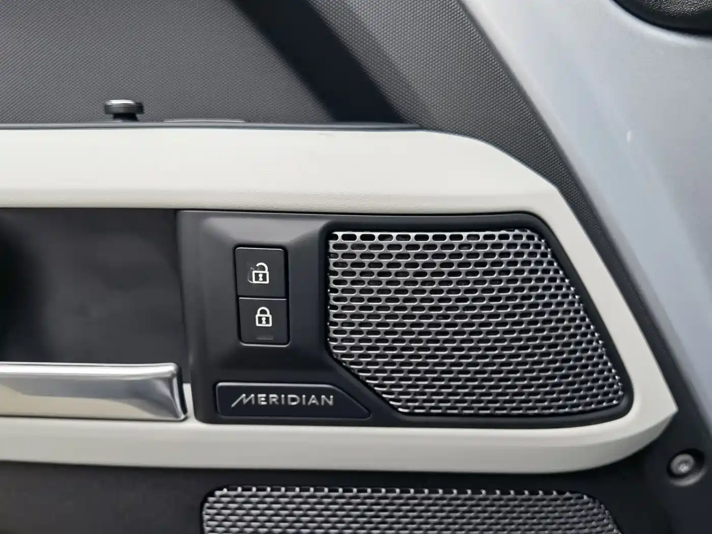 Land Rover Defender 2022 110 P400 Dark Special Edition фото 14