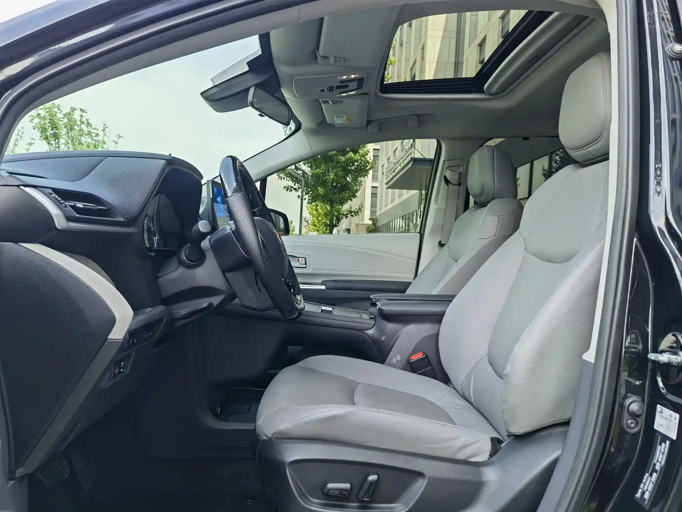 Toyota Granvia 2023 2.5L Hybrid Luxury Edition фото 9