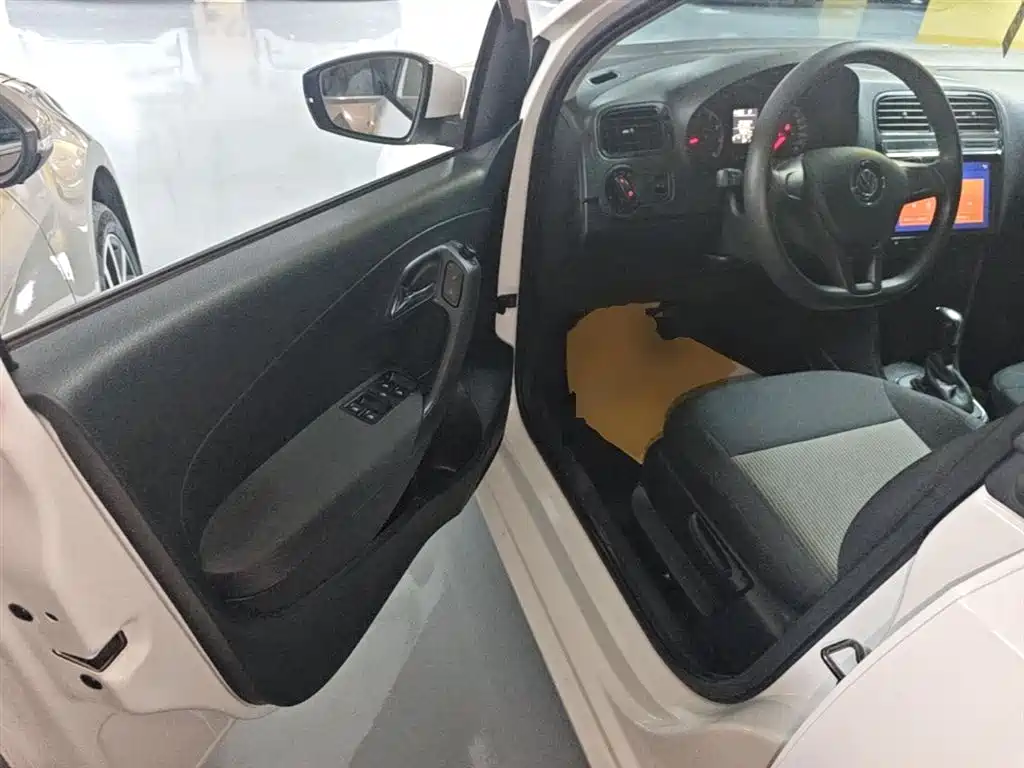 Volkswagen Polo 2016 1.4L Automatic Trend фото 16