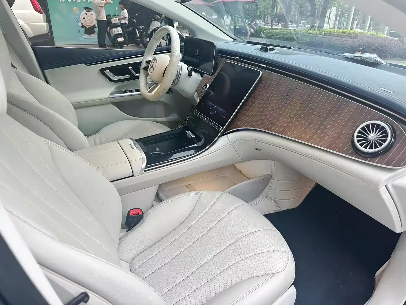 Mercedes-Benz EQE 2025 Model 500 4MATIC Luxury Edition фото 13