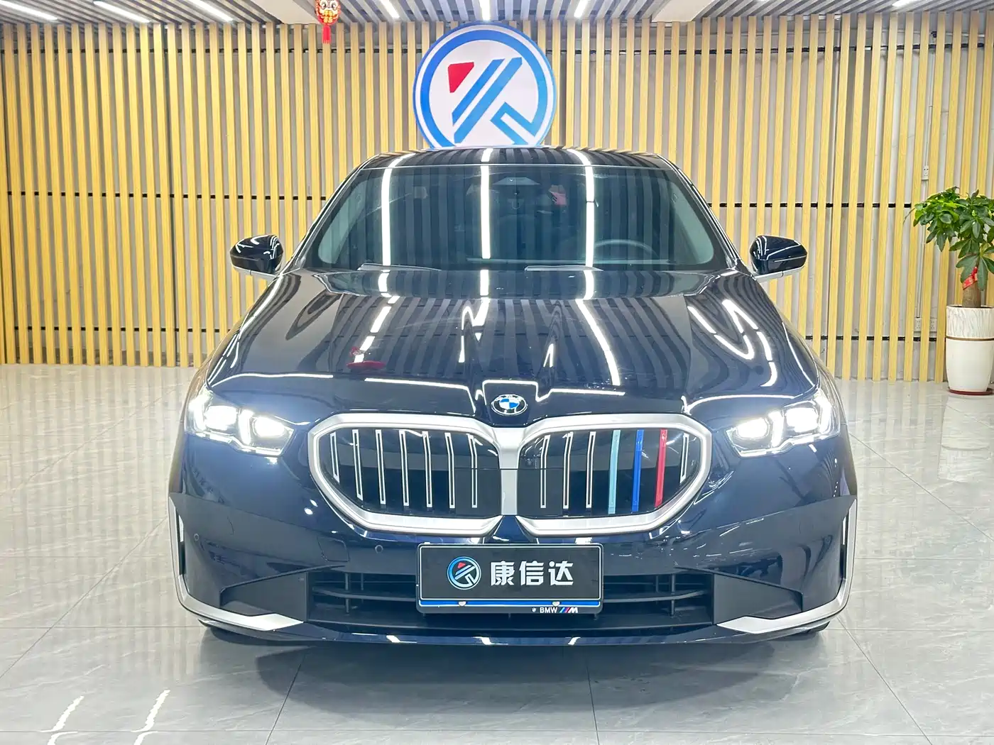 BMW 5 Series 2024 530Li Leading Model Luxury Package фото 2