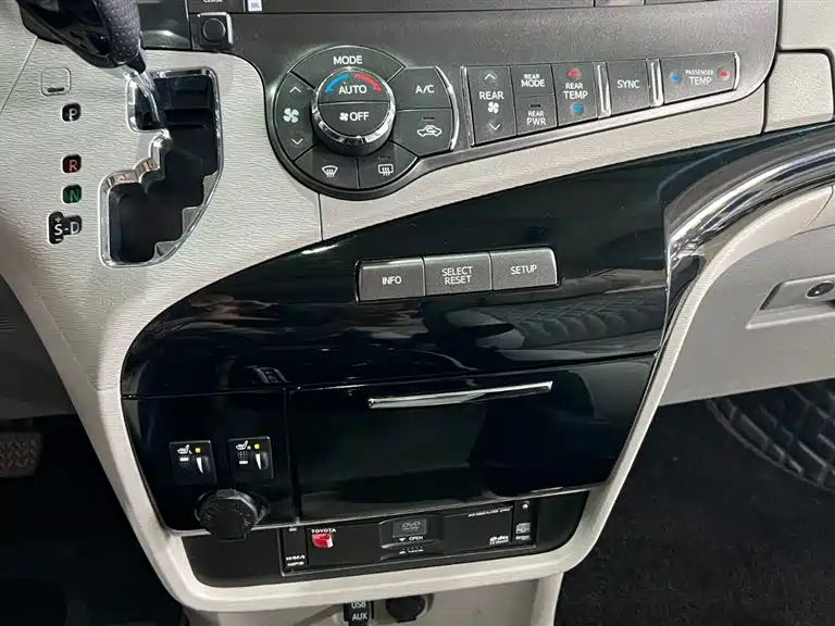 Toyota Sienna 2013 3.5L 4WD Automatic фото 23