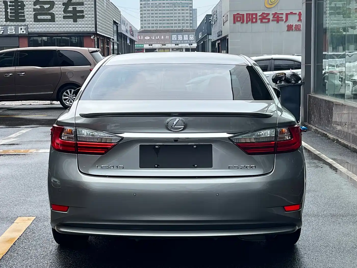 Photo 4 - Lexus ES