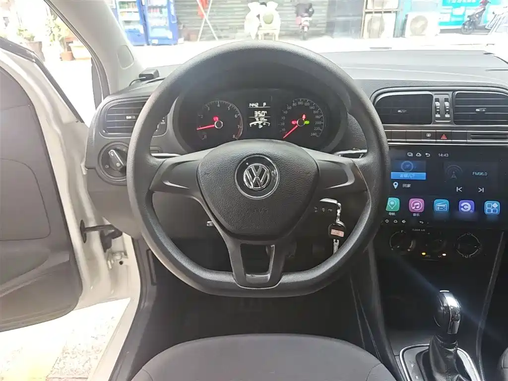 Volkswagen Polo 2016 1.4L Automatic Trend фото 11