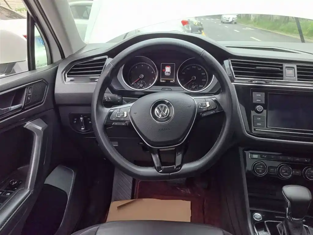 Volkswagen Tiguan L 2018 Facelift 330TSI Automatic 2WD Luxury Edition фото 11