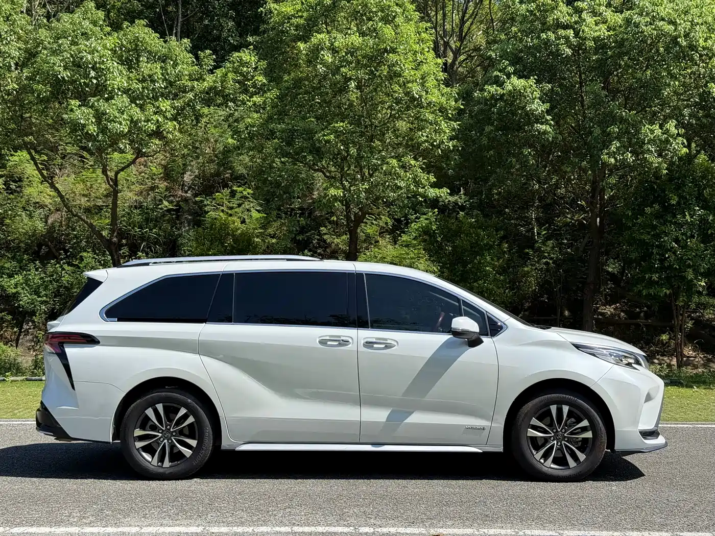 Toyota Granvia 2023 2.5L Hybrid Luxury Edition фото 10