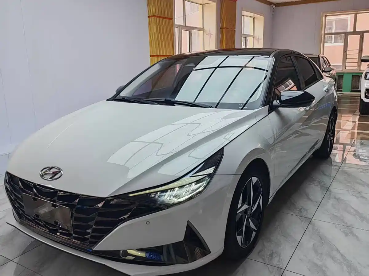 Hyundai Elantra 2022 1.5L CVT LUX Premium Edition фото 3