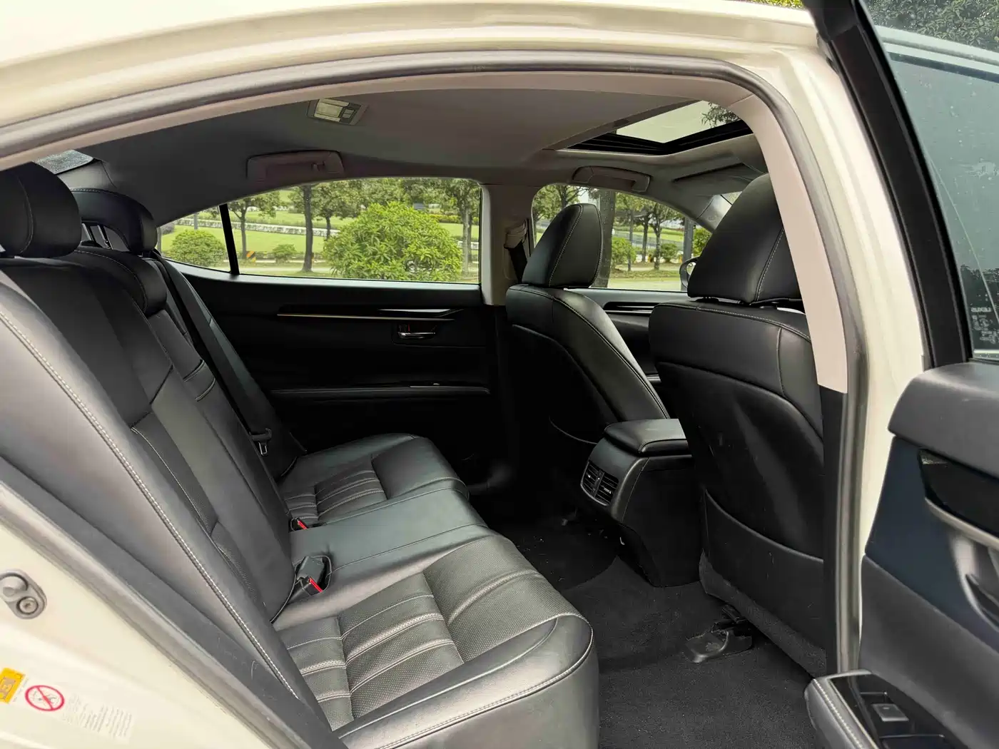 Photo 17 - Lexus ES