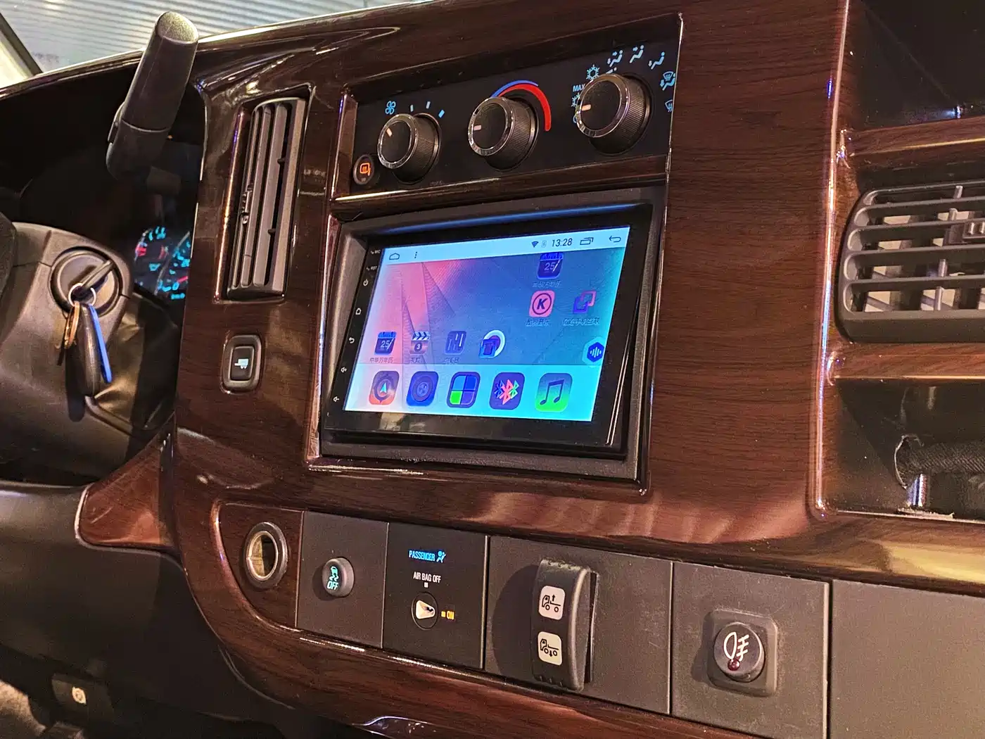 GMC Savana 2015 6.0L G600L Elegance Edition фото 29