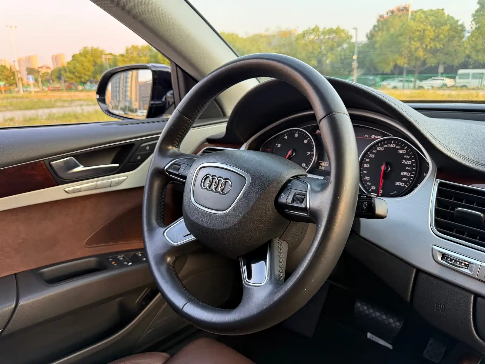 Фото 15 - Audi A8