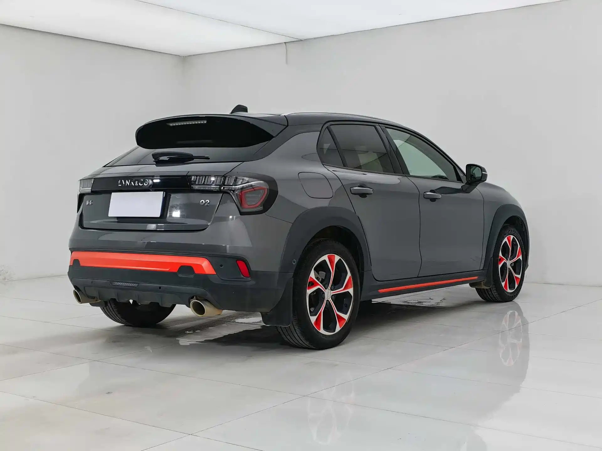 Фото 5 - Lynk & Co 02