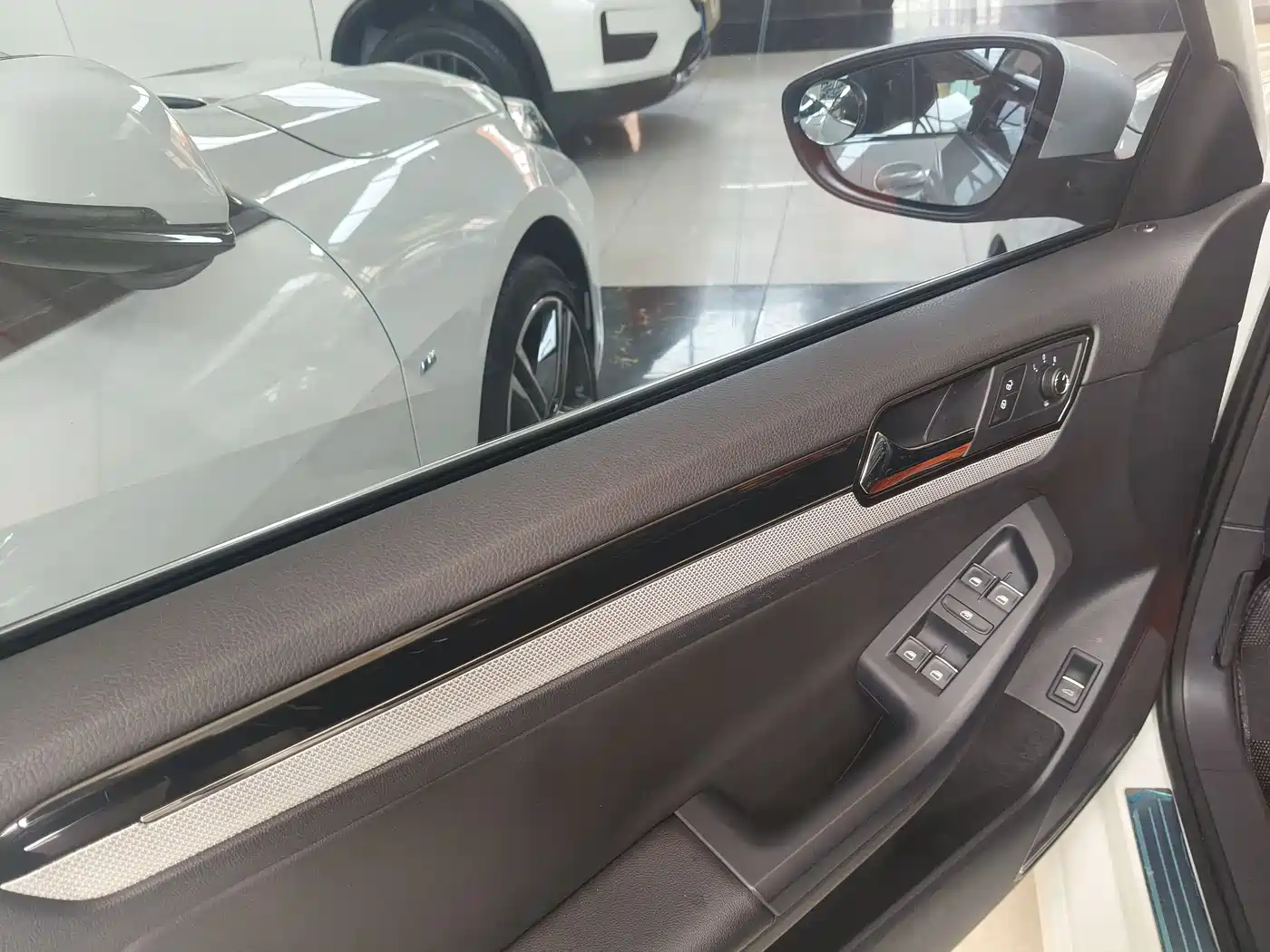 Volkswagen Sagitar 2015 230TSI Automatic Comfort фото 4