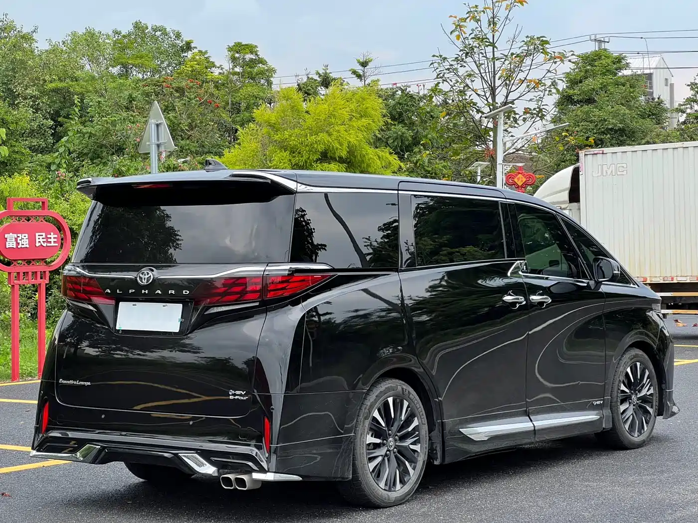Toyota Alphard 2024 Hybrid 2.5L Ultimate Enjoyment Edition фото 15