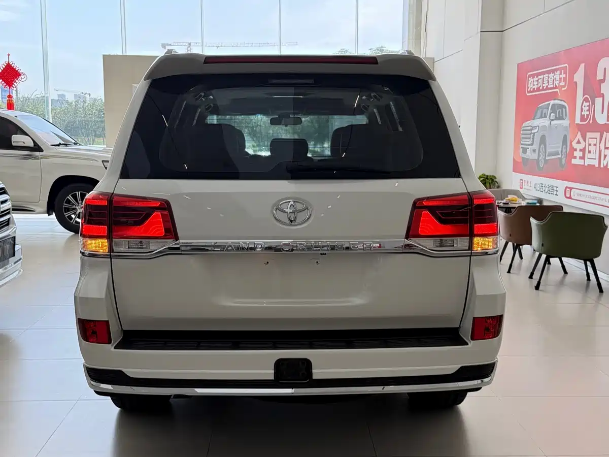 Toyota Land Cruiser (Import) 2015 4.0L V6 Middle East Limited Edition фото 15