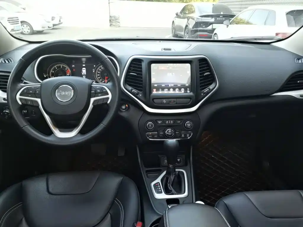 صورة 10 - Jeep Cherokee