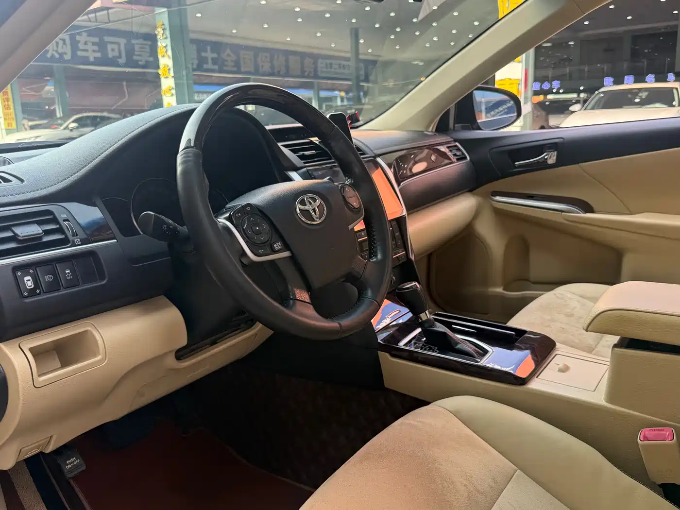 Toyota Camry 2016 2.5G 10th Anniversary Luxury Navigation Edition фото 9