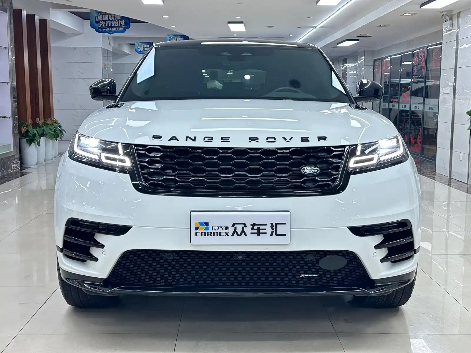 Фото 2 - Land Rover Range Rover Velar