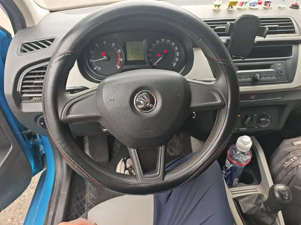 Škoda Fabia 2015 1.4L Manual Advance Edition фото 11