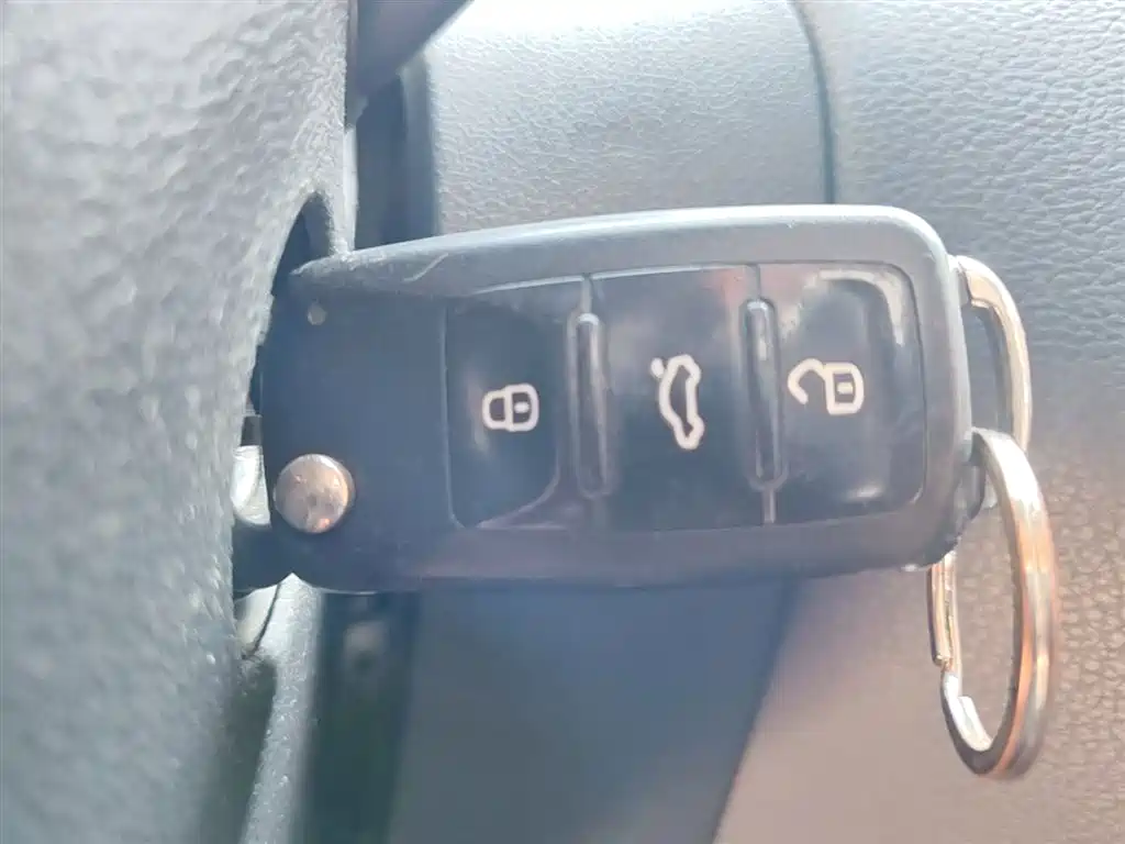 Volkswagen Sagitar 2015 1.6L Automatic Comfort фото 9