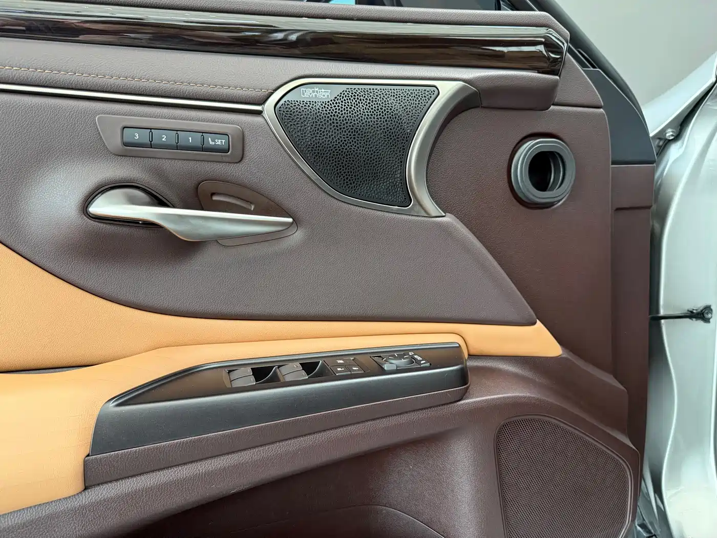 Фото 15 - Lexus ES