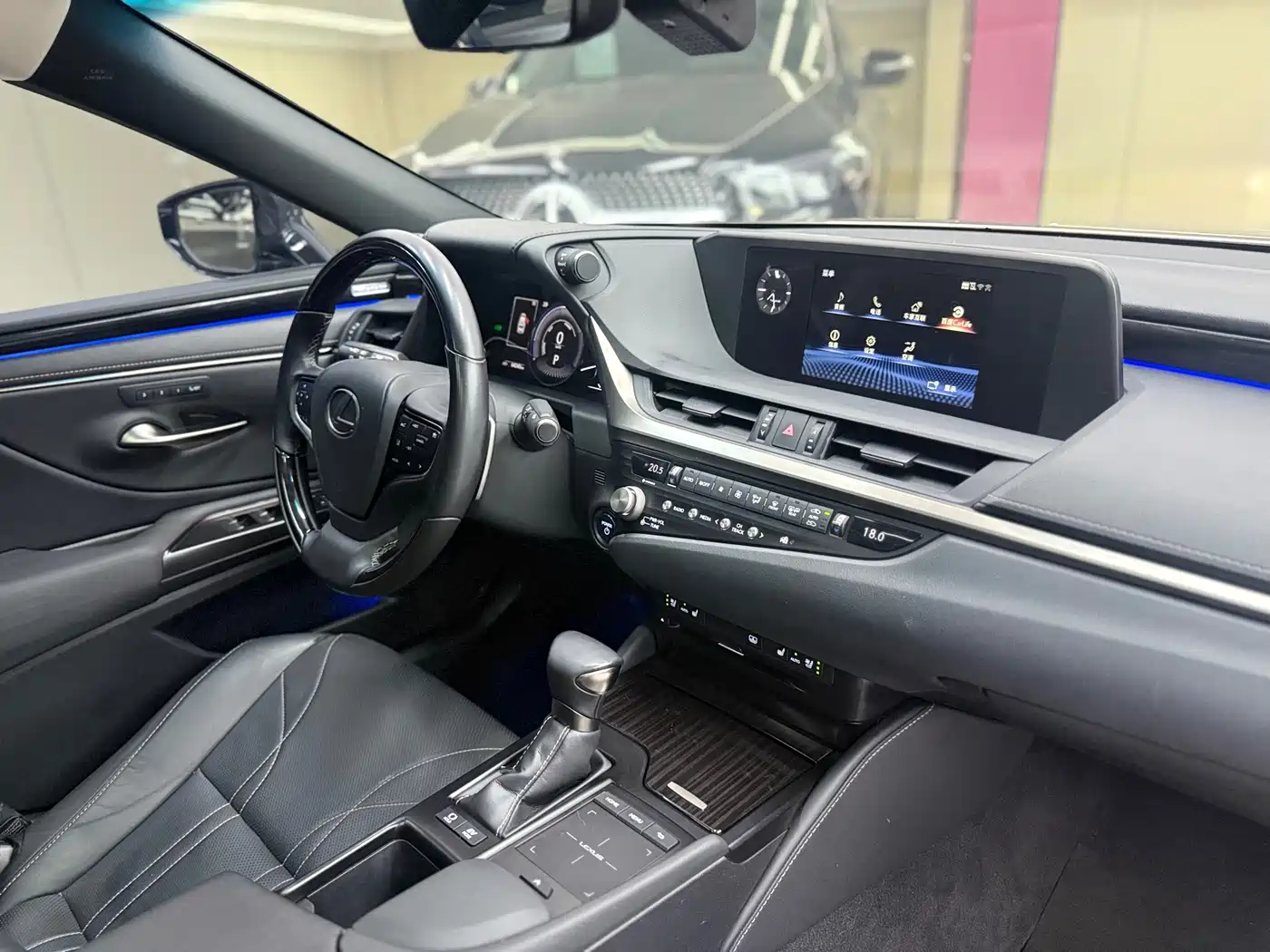 Фото 18 - Lexus ES