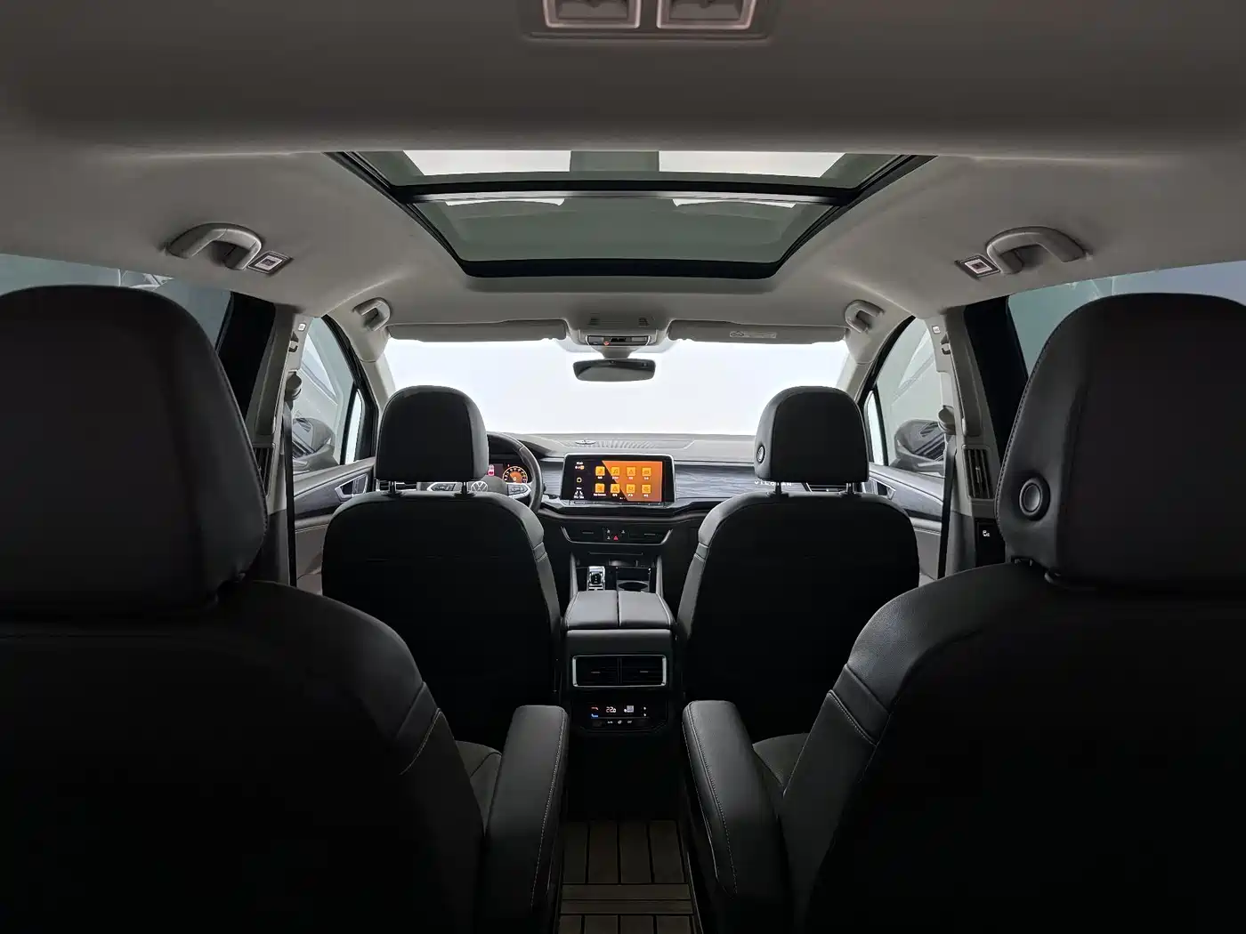 Volkswagen Viloran 2022 380TSI Premium Edition фото 17