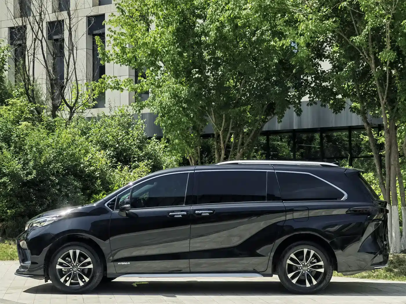 Toyota Granvia 2023 2.5L Hybrid Luxury Edition фото 4