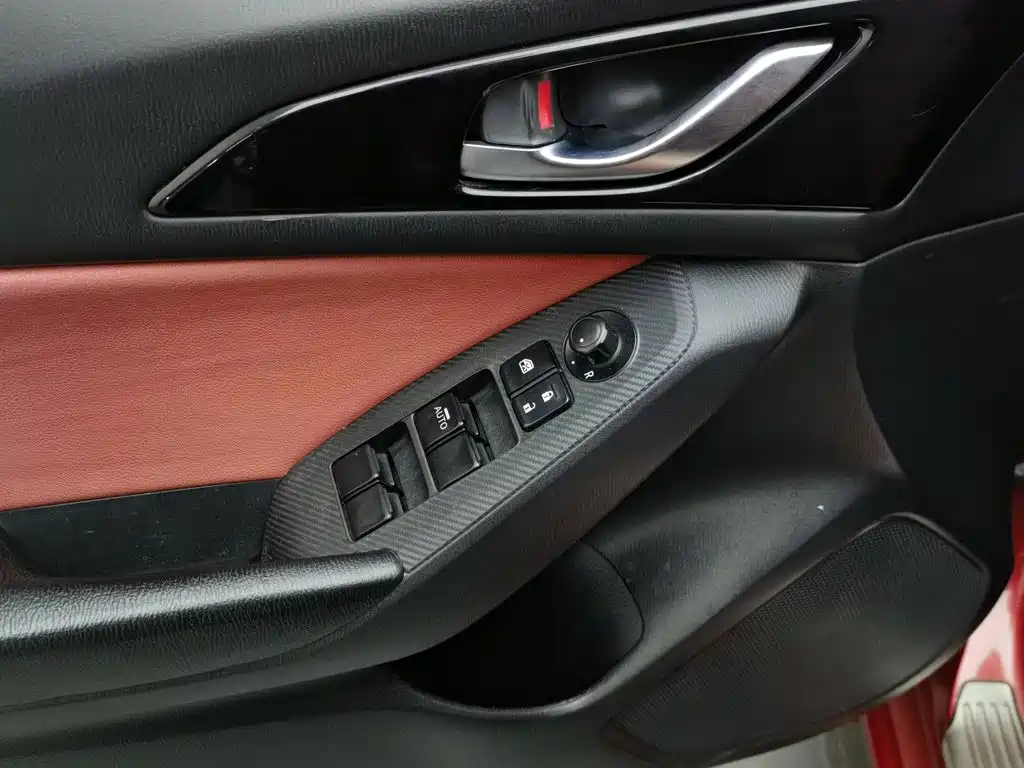Фото 9 - Mazda Mazda 3