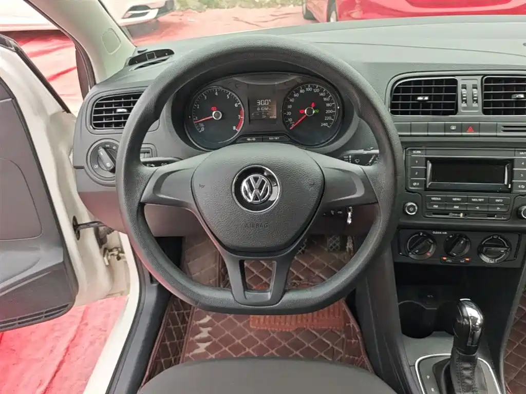 Volkswagen Polo 2016 1.4L Automatic Trend фото 11