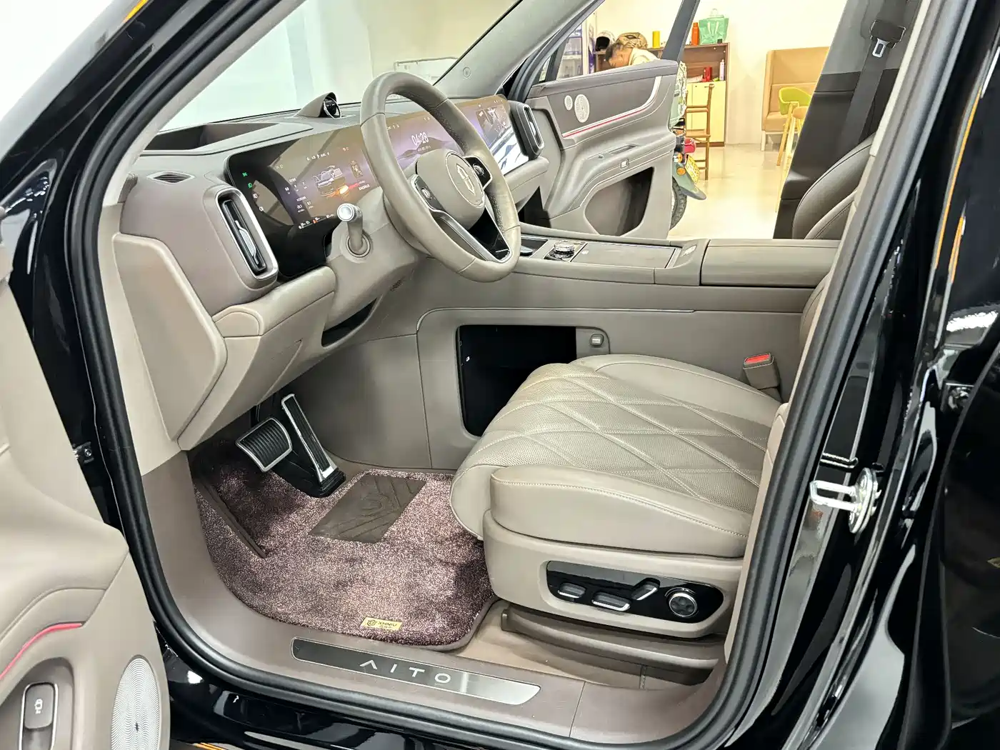 AITO Wenjie AITO M9 2025 Extended Range Max 52kWh 6-Seater фото 6