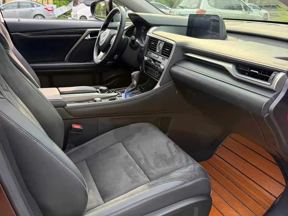 Фото 9 - Lexus RX