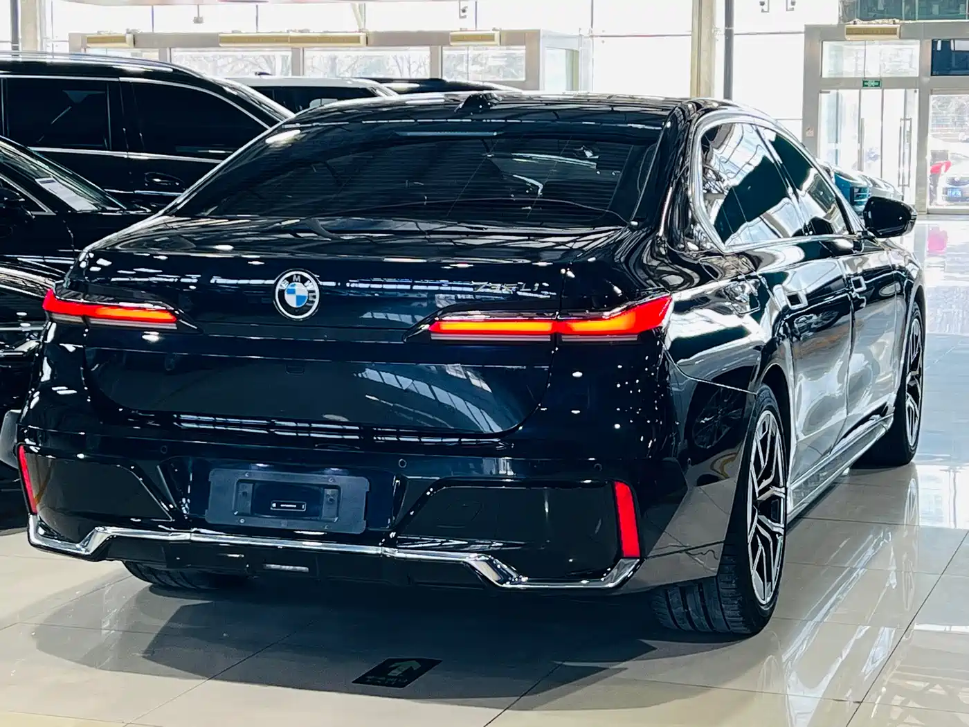 BMW 7 Series 2023 Model 735Li M Sport Package фото 17