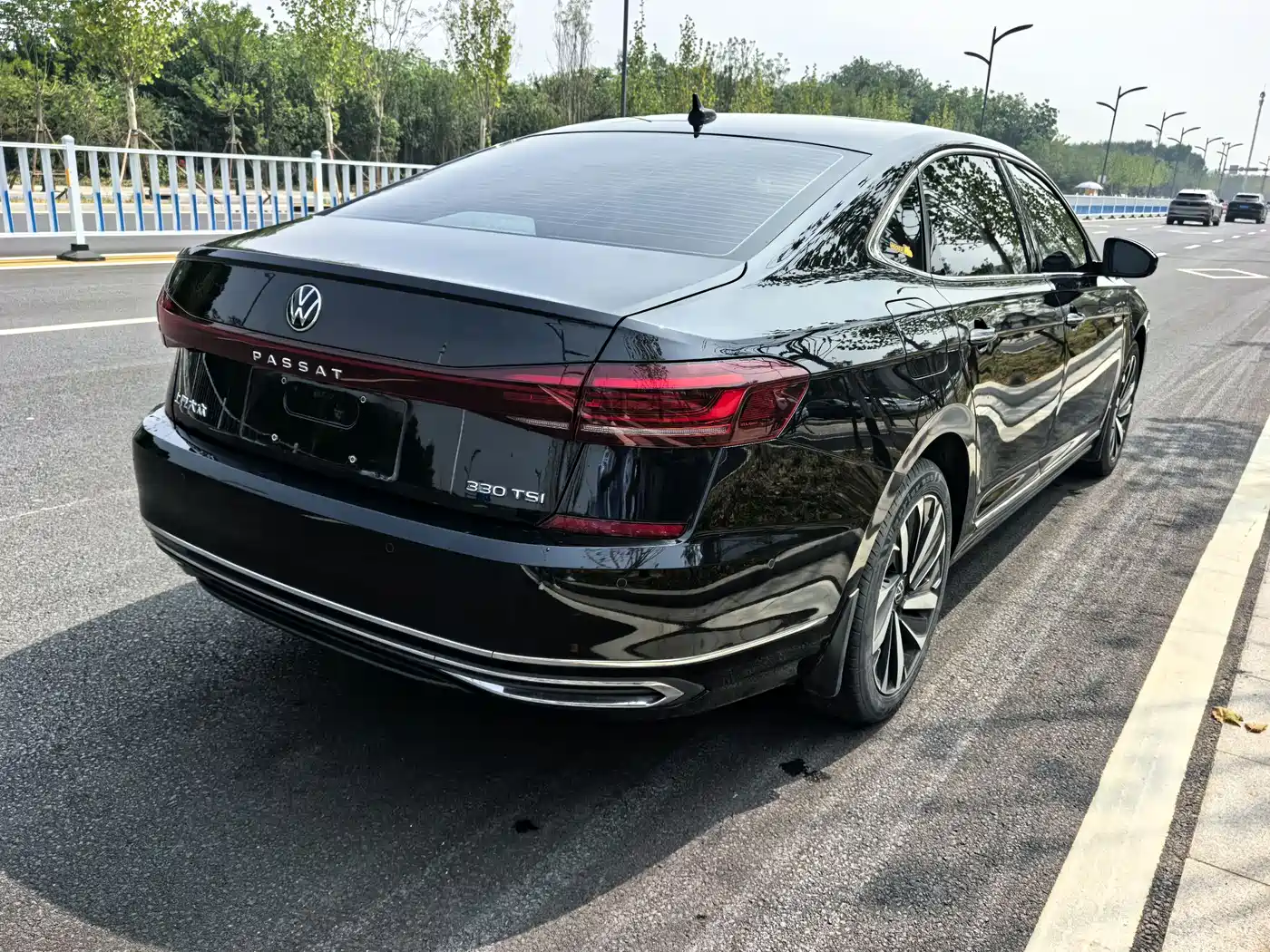 Volkswagen Passat 2022 330TSI Luxury Edition фото 7