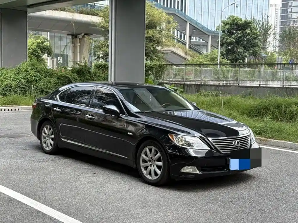 Photo 3 - Lexus LS
