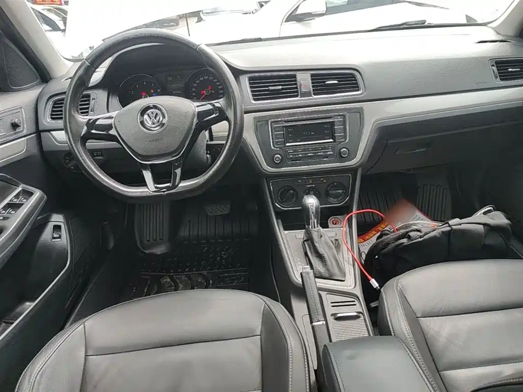 Volkswagen Lavida 2015 1.6L Automatic Comfort Edition фото 10