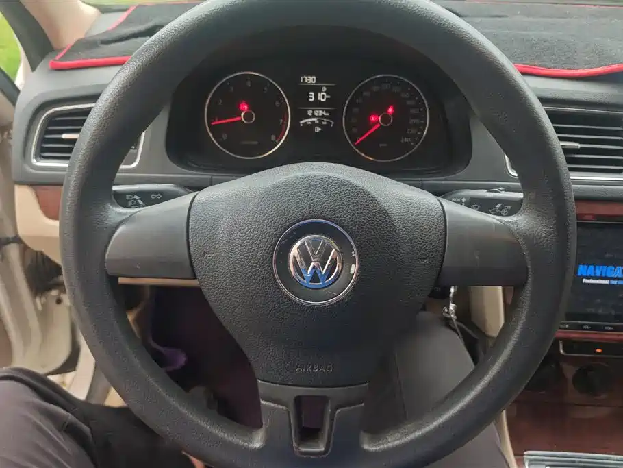 Volkswagen Lavida 2013 Facelift Classic 1.6L Manual Comfort фото 15