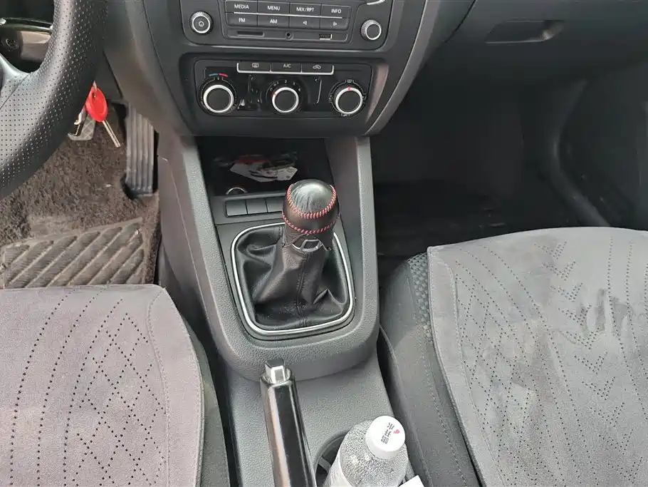 Volkswagen Sagitar 2014 Facelift 1.6L Manual Leading Version фото 16