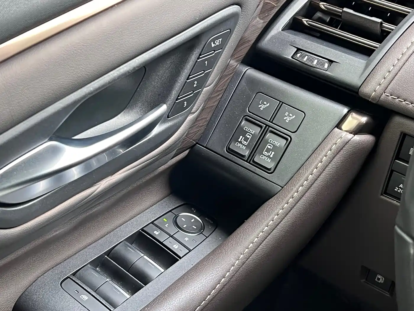 Toyota Alphard 2024 Hybrid 2.5L Ultimate Enjoyment Edition фото 8