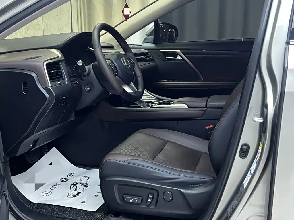 Фото 4 - Lexus RX