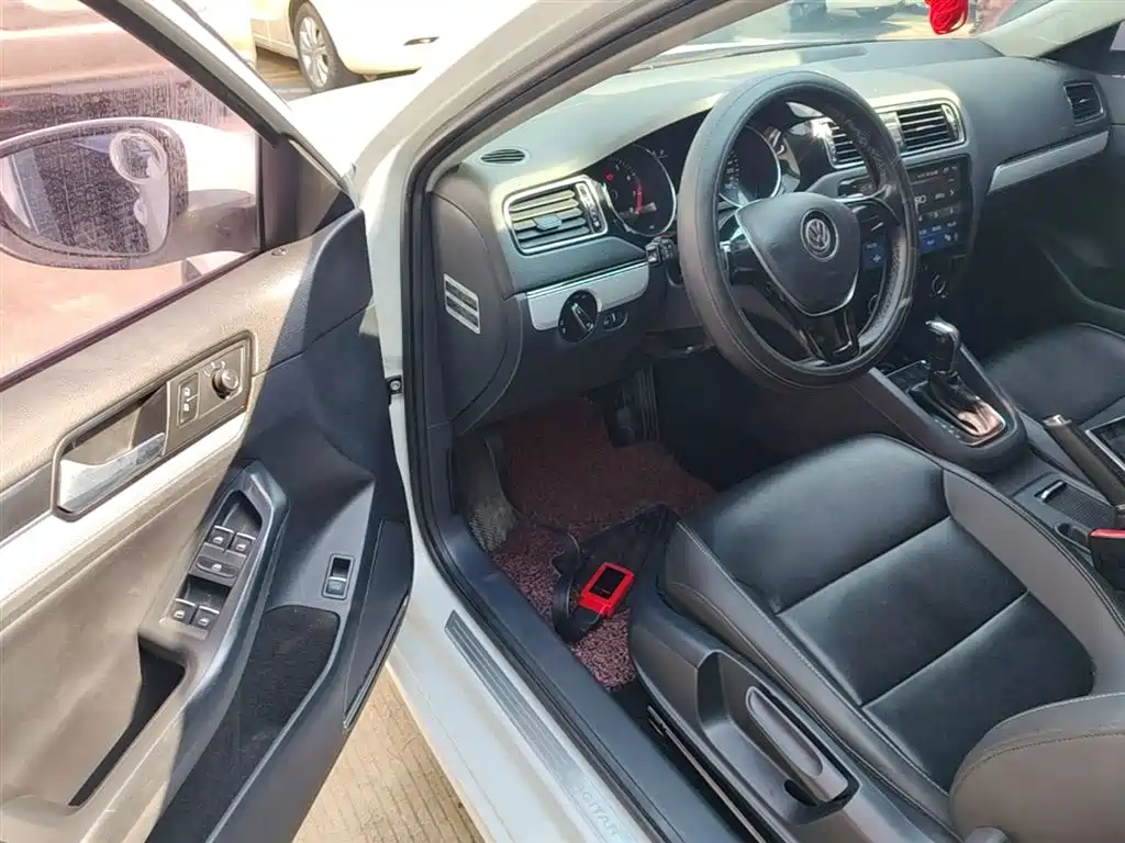 Volkswagen Sagitar 2015 1.6L Automatic Comfort фото 16