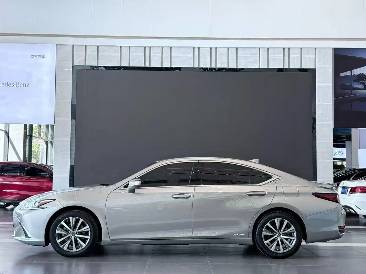 Lexus ES 2018 300h Excellence Edition China V фото 3